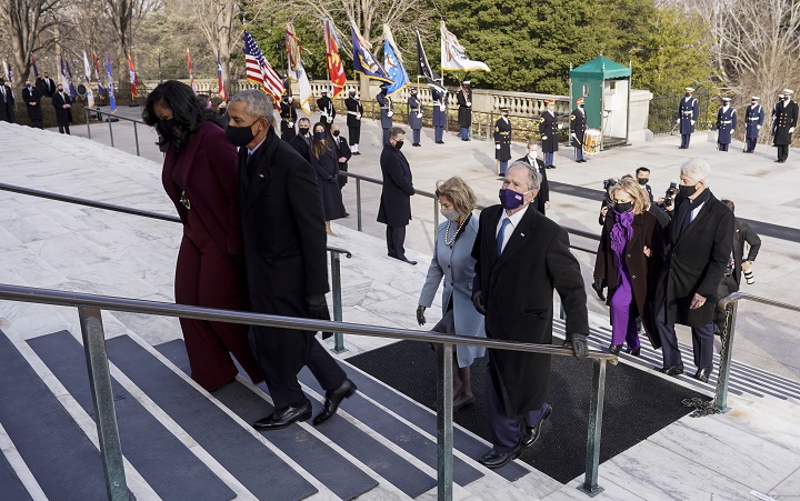 Los expresidentes estadounidenses Bill Clinton con su esposa, la ex primera dama y secretaria de Estado de los Estados Unidos, Hillary Clinton; George W. Bush, con su esposa, la ex primera dama, Laura Busha, y Barack Obama, y su esposa, la ex primera dama, Michelle Obama, participaron en los actos de posesión de Joe Biden.