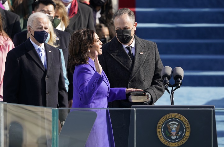 Kamala Harris es juramentada como vicepresidenta por la juez de la Corte Suprema Sonia Sotomayor./Foto AFP