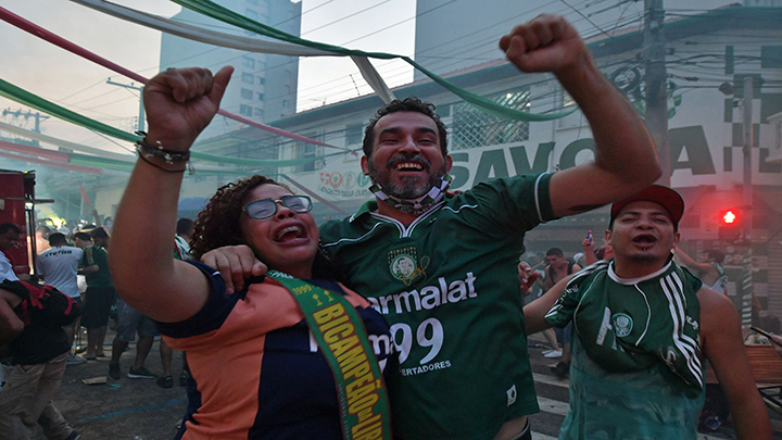 Los fanáticos del equipo de fútbol brasileño Palmeiras celebran después de ganar la final de la Copa Libertadores 2020 contra el Santos