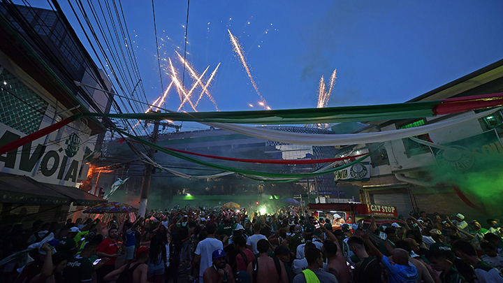 Los fanáticos del equipo de fútbol brasileño Palmeiras celebran después de ganar la final de la Copa Libertadores 2020 contra el Santos