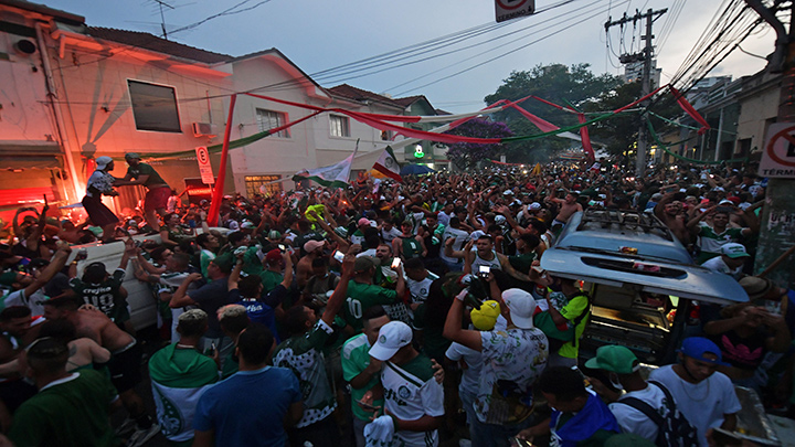 Los fanáticos del equipo de fútbol brasileño Palmeiras celebran después de ganar la final de la Copa Libertadores 2020 contra el Santos