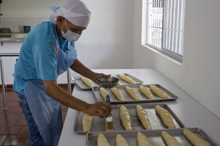 Tienen la oportunidad de aprender el arte de la panadería, así como de hacer cursos en primeros auxilios, manualidades, validar su primaria y bachillerato, etc. / Luis Alfredo Estévez/ La Opinión 