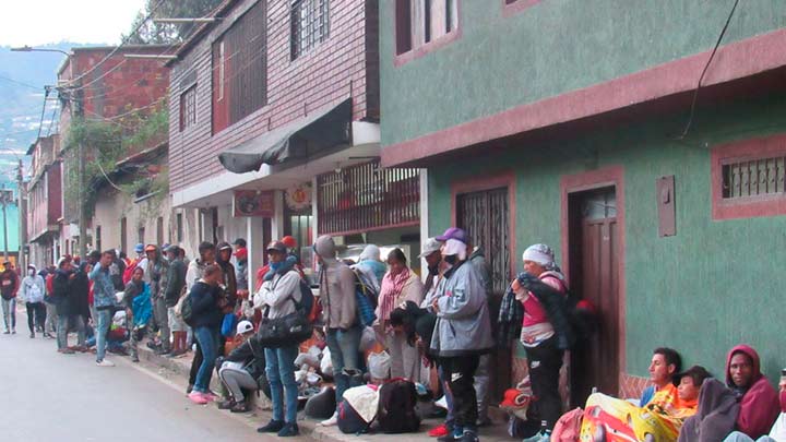 Los migrantes se apostan en los andenes a descansar.