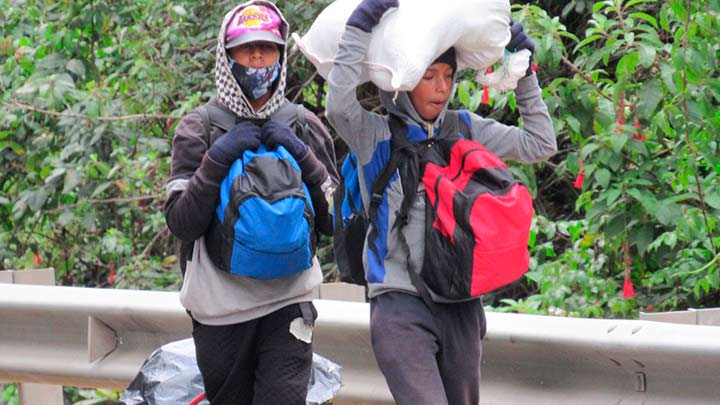 Algunos van bien preparados para la travesía por la montaña.