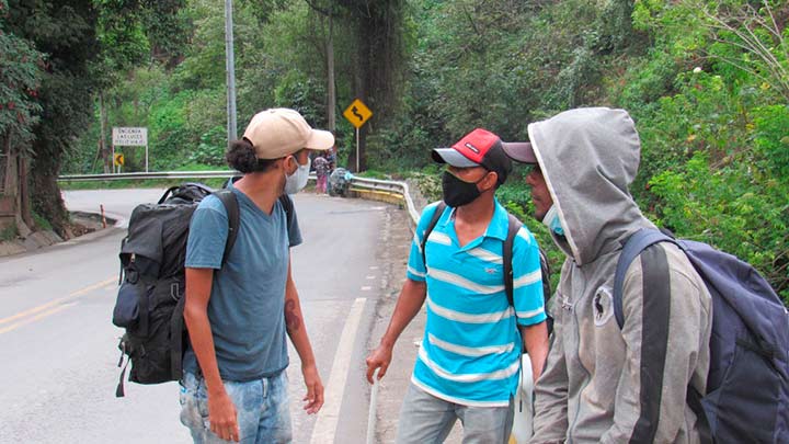 Llegan a la ciudad después de varios días de camino.