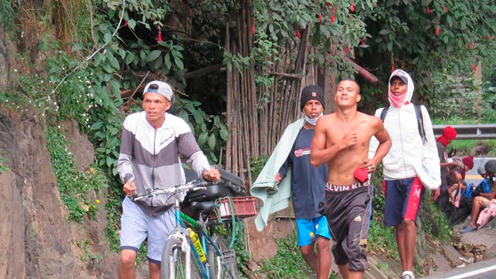 Este caminante usa la bicicleta para la travesía.