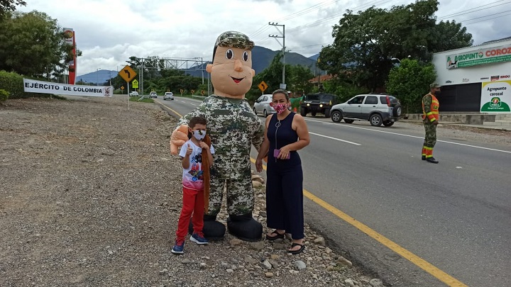 Algunos viajres se detuvieron para tomarse fotografías con integrantes del Ejército./FOTO: Cortesía