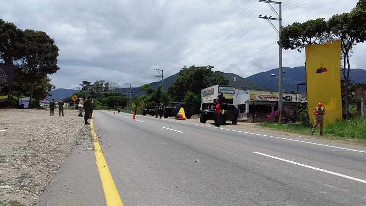 Los viajeros también recibieron indicaciones sobre el continuo uso de los protocolos de bioseguridad./FOTO: Cortesía