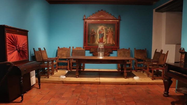 Los pasillos impregnados de historia conducen hacia los escenarios de culturas milenarias.