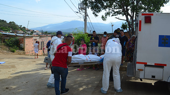 La Brigada Interinstitucional de Homicidios inspeccionó el lugar del homicidio.