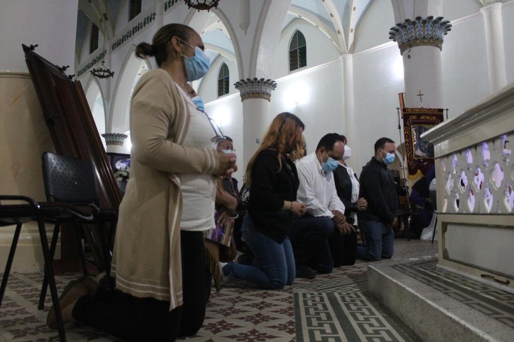Otros ingresaron al templo, aunque el acceso fue restringido.