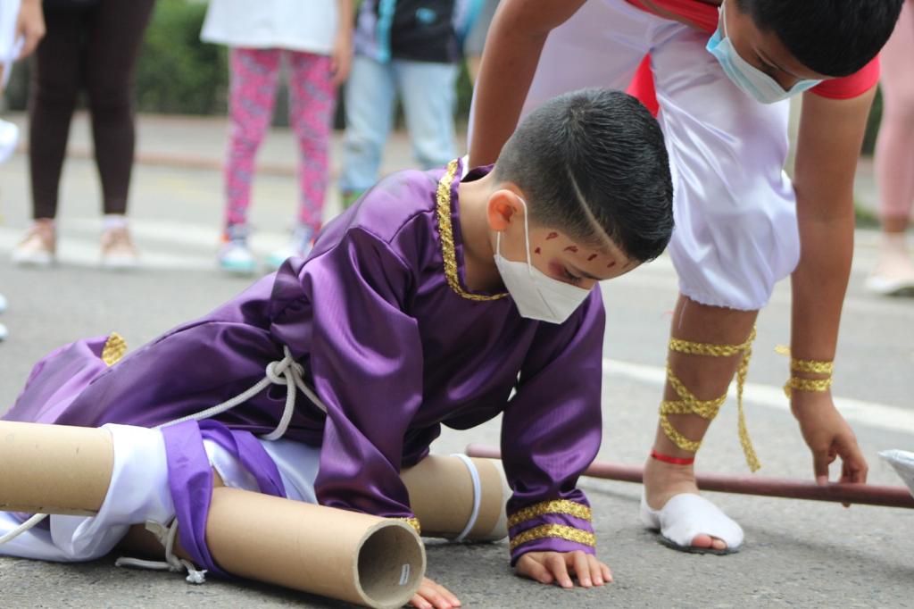 Representaron las caídas de Jesús en el viacrucis.