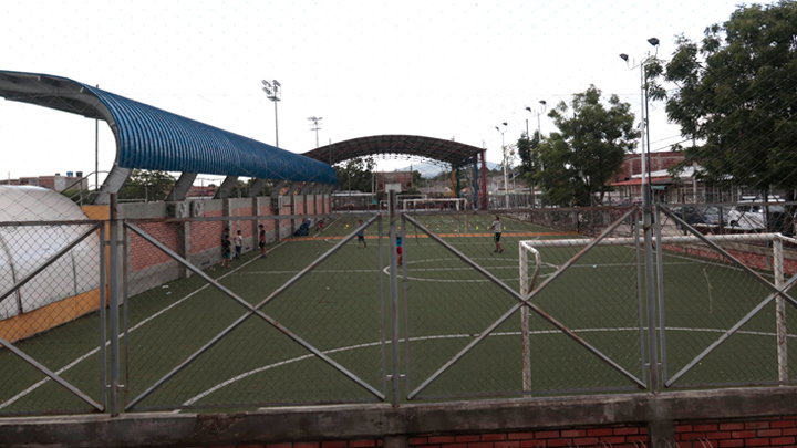 Lo que antes una extensa cancha de tierra, ahora beneficia a toda la comunidad con múltiples escenarios deportivos abiertos al público.