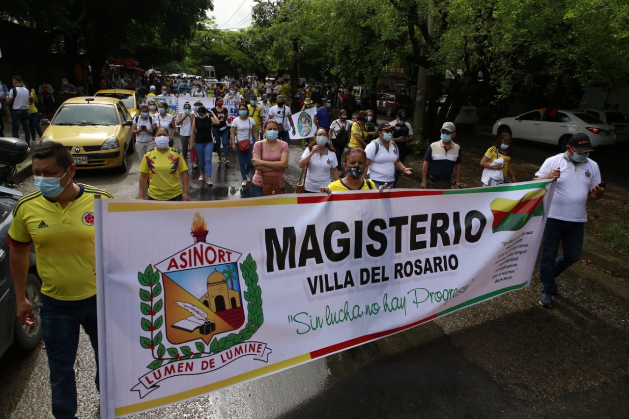 Los docentes está en cese de actividades permanentes 