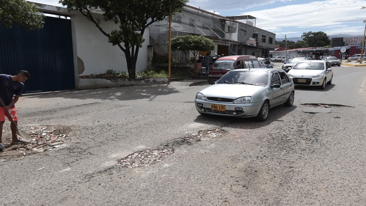 Algunos habitantes colaborar tapando estos huecos para obtener alguna ayuda económica./Foto: José Alfredo Estévez/La Opinión.