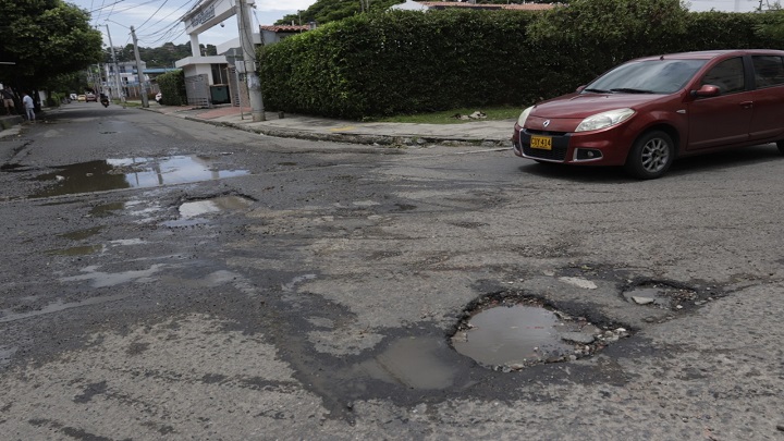 Entrada de Prados del Este también se puede evidenciar los huecos en la vía /Foto: José Alfredo Estévez/La Opinión.