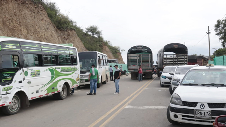 Los camiones y vehículos se encuentran bloqueando la vía 