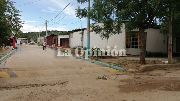 El pistolero llegó disparando desde esta esquina hasta donde estaba e grupo de personas.