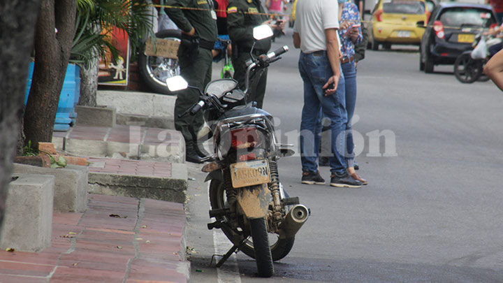 En esta moto era que se movilizaba el delincuente que falleció.