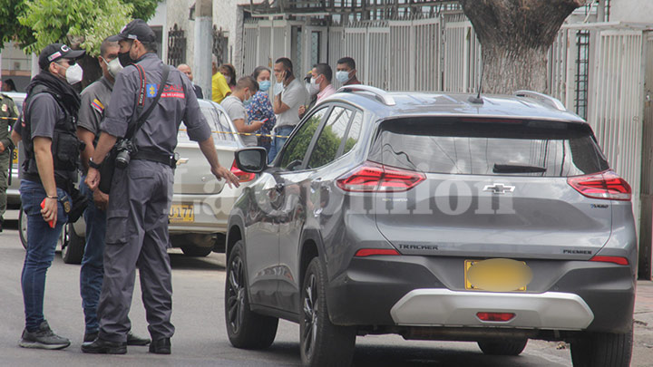 En una camioneta que estaba al frente del local donde se encontraba el policía, lo esperaban su esposa e hijo, quienes resultaron ilesos.