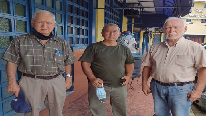 Parte de los hermanos Rosales, su familia se ha dedicado al transporte de carbón por tres generaciones.