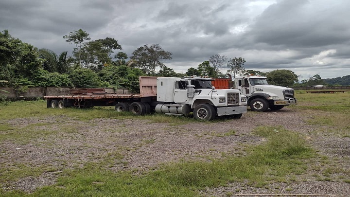Baterías descargadas, cauchos destrozados y óxido, son sólo algunas de las causas que les impiden hoy volver a las carreteras.