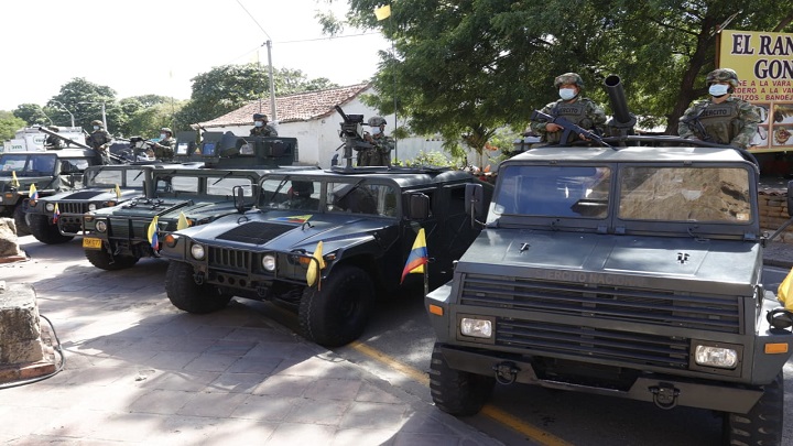 La Fuerza Pública también hace presencia en el sitio. 