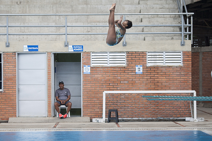 El profesor Juan Muñoz observa atentamente el salto de Hillary Mosquera. Foto: @juanpcohen