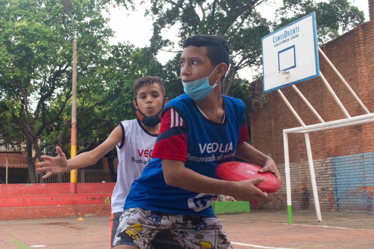 Los jóvenes juegan en la cancha de Puente Barco. Foto: @cirocastillo22