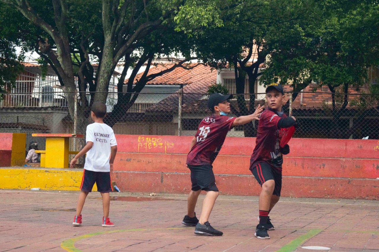 El ministerio del deporte le otorgó el reconocimiento a la Federación Colombiana del disco volador. Foto: @cirocastillo22