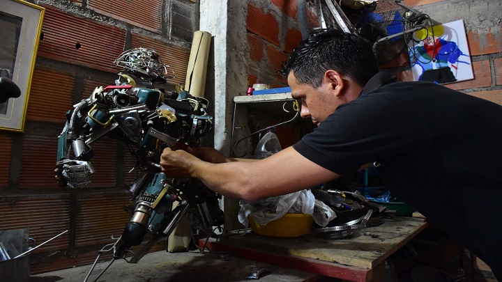 Si Jhonatan se dedicara de tiempo completo a elaborar las esculturas, podría tardar aproximadamente 6 meses haciendo cada una. / Foto: Pablo Castillo / La Opinión 