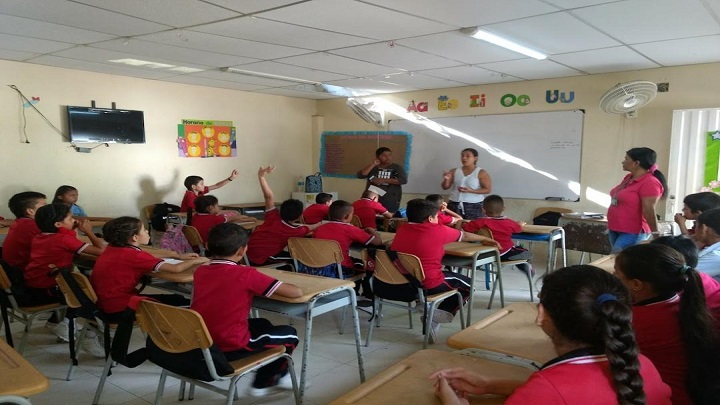 Las madres de familia participan del espacio con los estudiantes una vez al mes. / Cortesía/ La Opinión 