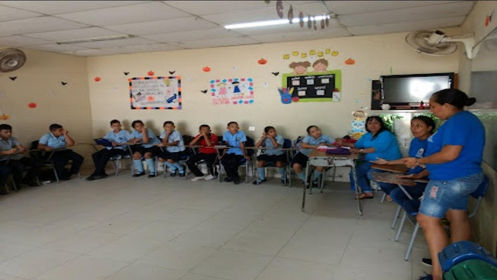 Madres de familia orientando a los estudiantes antes de la llegada de la pandemia. / Cortesía/ La Opinión 