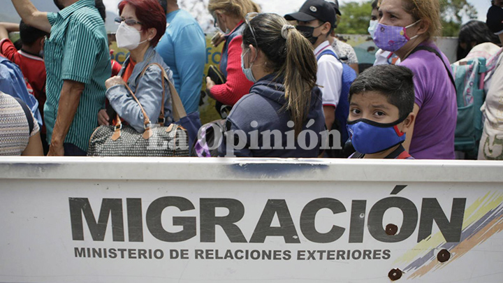 Los estudiantes y adultos mayores fueron los primeros en atravesar hacía Venezuela.