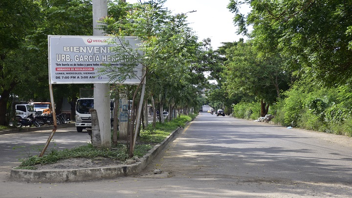 La comunidad señala que como el barrio tiene tantas entradas, es de fácil acceso para los ladrones. Foto: Pablo Castillo / La Opinión 