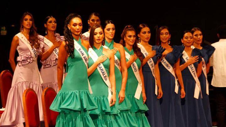 Un grupo de candidatos al CNB entona el himno de Colombia