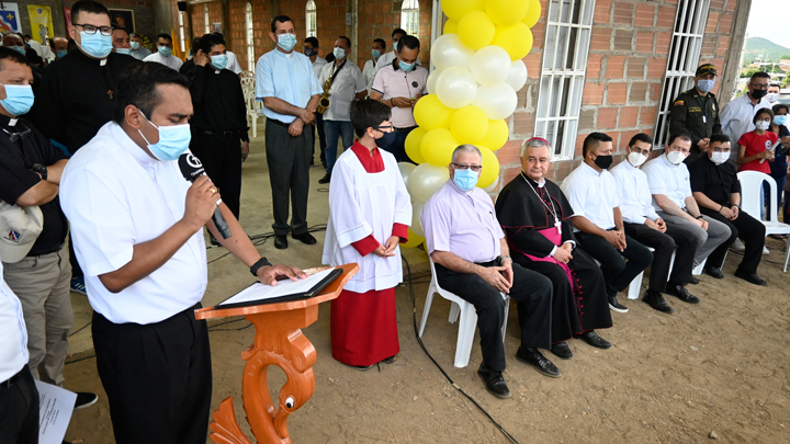 Los sacerdotes le expresaron la alegría de tener un nuevo pastor 
