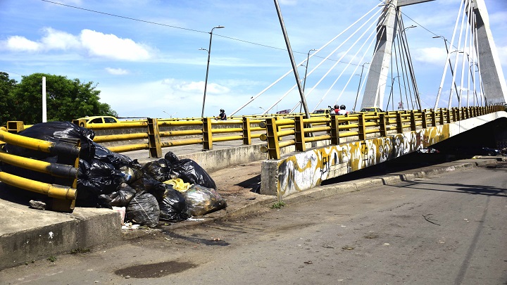Ciudadanos prefieren pasar por debajo del puente que arriesgarse a ser atracados. / Foto: Pablo Castillo / La Opinión 
