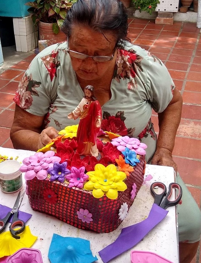 La señora Tirsa ha logrado aliviar la pena por la pérdida de su esposo a través del arte. / Foto: Cortesía / La Opinión 
