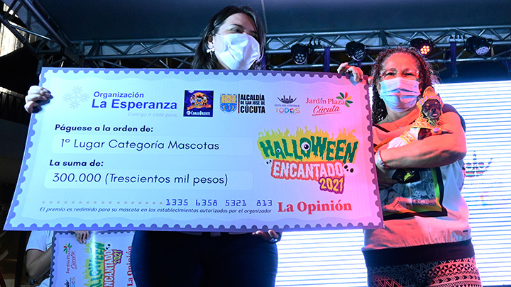 Akira-Cleopatra recibiendo el premio del Primer Lugar, en la categoría Mascotas.