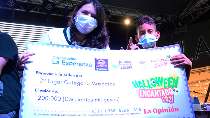 El disfraz Mía, muñeca del Calamar, recibiendo el premio del Segundo Lugar.