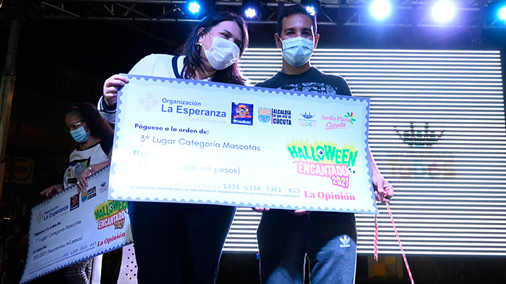 Linda Abejita recibió el premio del Tercer Lugar en la categoría Mascotas. 