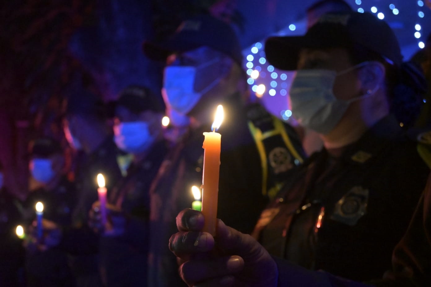 Con velas  y flores, la comunidad llegó hasta la Mecuc para rendir homenaje a los policías caídos.