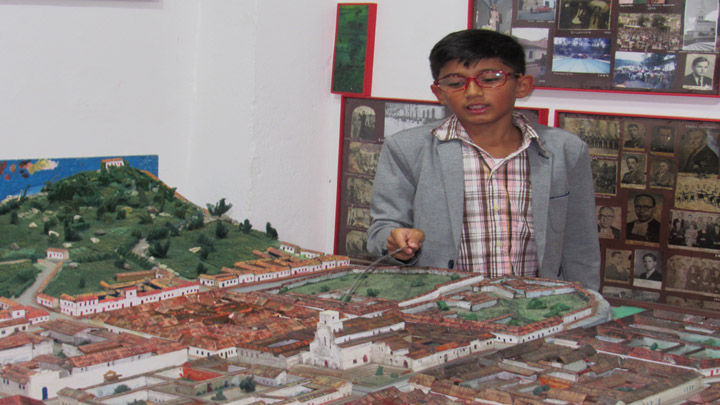 Explica con detalle sobre la maqueta como era la Pamplona antigua. Foto: Roberto Ospino/La Opinión.