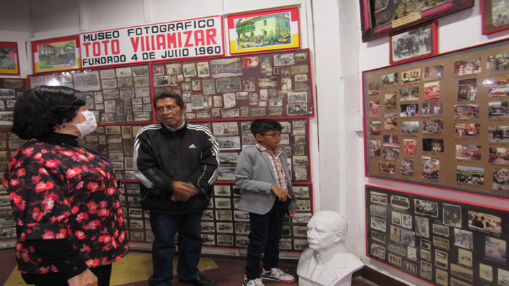 Es también el guía de museo más joven de Pamplona.