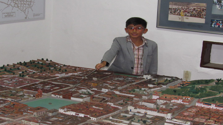 Fabián Andrés, es cuentero, narra leyendas, mitos y recita poesías.