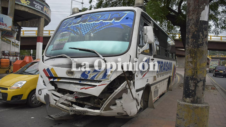 Esta buseta de placa VIS069 que cubría la ruta Atalaya-Villa del Rosario habría ocasionado el siniestro.
