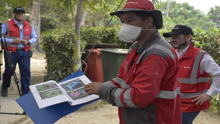 El colaborador encargado de convertir en arte los materiales reciclables. / Foto: Pablo Castillo / La Opinión 