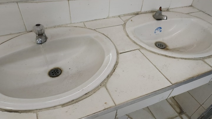 En casi todos los colegios urge el arreglo de las baterías sanitarias.  / Foto: Cortesía / La Opinión 