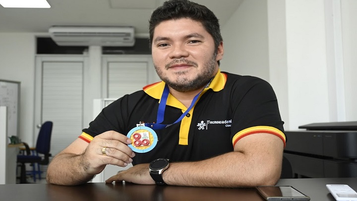 Líder de la Tecnoacademia del Sena, portando la medalla que ganaron. / Foto: Jorge Gutiérrez / La Opinión 